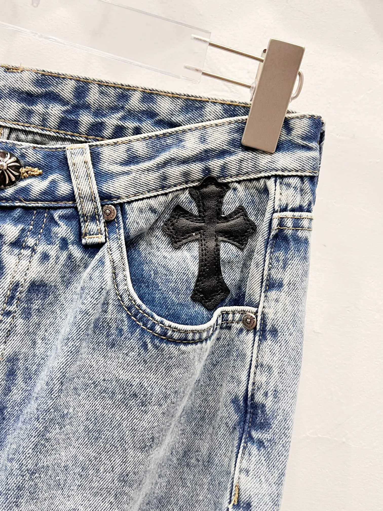 P290 Style No.: (c062) GALLERY DEPT. & Vintage multi-leather spliced cross loose washed flared jeans - truly restore the ultimate texture of Vintage - original hardware accessories washed and other elevators, QR code analysis are all purchased from the original factory, high degree of restoration, you are welcome to compare with a certain product~ - Three-dimensional version Loose and comfortable, not picky about the body shape, taller and slimmer, factory Seiko, original factory quality control, same style for men and women, can be matched with couples, versatile recommendation, must-have jeans for all seasons Size: 28-30-32-34-36 Color: blue